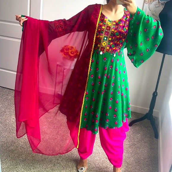 The stylish and light dress is green in color and has picture frames Free size - Picture 5 of 8